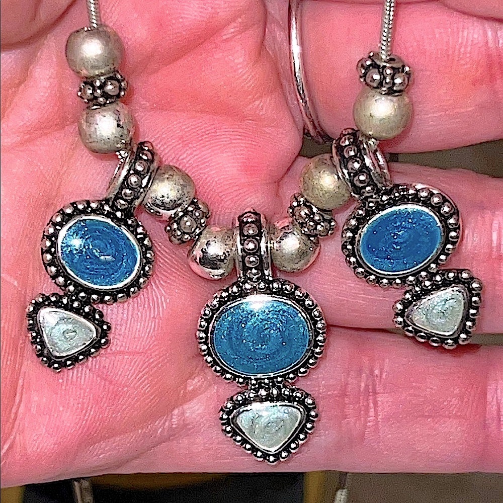 “K C” DESIGNS 💙 VTG 90’s SILVER/BLUE TRIO PENDANTS WITH BEAD SPACERS NECKLACE - Picture 3 of 9